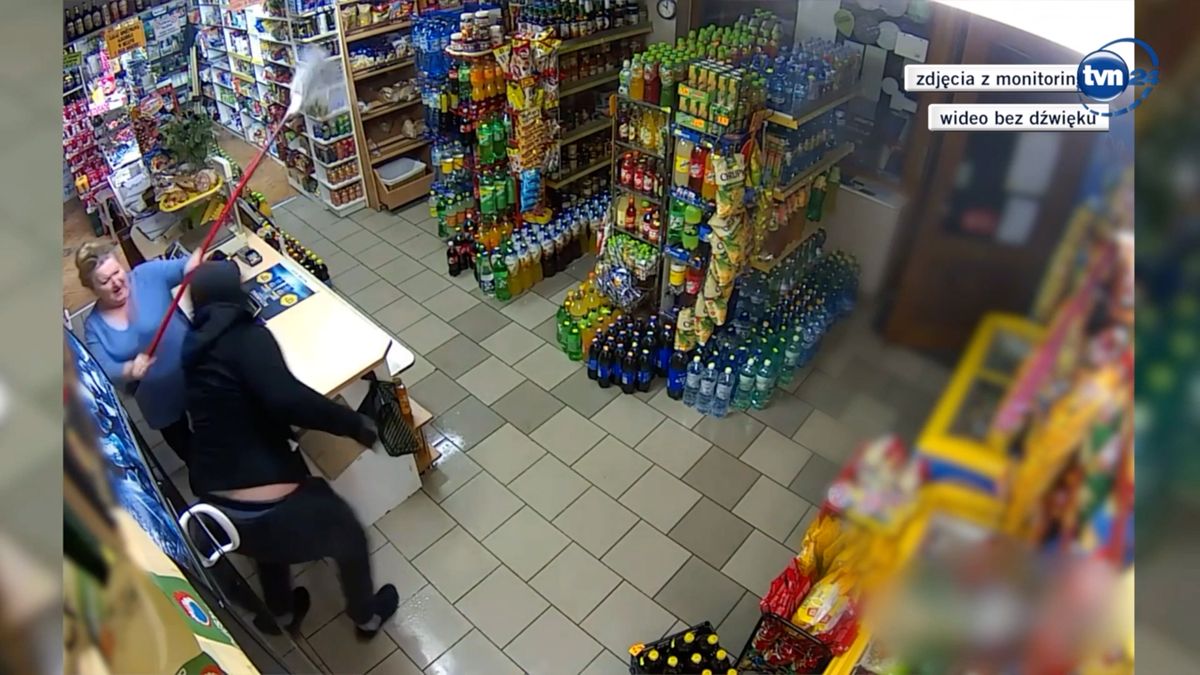 Video: Prodavačka zahnala ozbrojeného lupiče mopem a kbelíkem vody